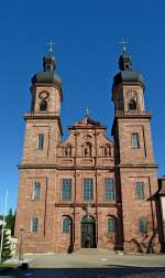 St.Peter im Schwarzwald, die Westfassade der ehemaligen Klosterkirche, erbaut 1724-27 in rotem Sandstein, Jan.2012 