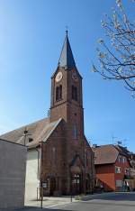 Btzingen am Kaiserstuhl, die evangelische Kirche besteht seit 1583, wurde mehrmals umgebaut und erweitert, der 35m hohe Glockenturm stammt aus der Mitte des 19.Jahrhunderts, April 2012
