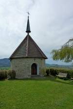 Ehrenstetten, die lbergkapelle in den Weinbergen ber dem Ort bietet eine groartige Aussicht in die Umgebung, errichtet fr die Gefallenen des II.Weltkrieges, April 2012 