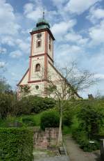 Bad Bellingen im Markgrflerland, die katholische Pfarrkirche St.Leodegar von 1780, steht hoch ber dem Ort, Mai 2012