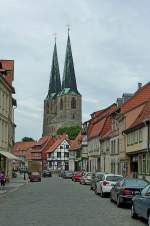 Quedlinburg, Blick durch die Plkenstraezur St.Nikolai-Kirche, UNESCO-Welterbe seit 1994, Mai 2012