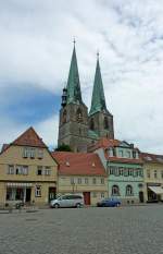 Quedlinburg, die evangelische Pfarrkirche St.Nikolai, der dreischiffige gotische Bau wurde 1222 erstmals erwähnt, die beiden weithin sichtbaren Türme sind 72m hoch, gehört wie die gesamte Altstadt