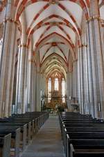 Mhlhausen, Blick durch das Kirchenschiff zum Altar in der Divi-Blasii-Kirche, Mai 2012
