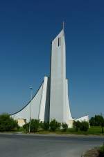 Himmelkron, die Autobahnkirche St.Christopherus an der A 9, die 1998 eingeweihte Kirche ist mit dem markanten 36m hohen Turm weithin sichtbar, jhrlich werden etwa 120.000 Besucher gezhlt, Mai 2012