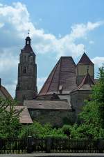 Weienburg, Blick ber die Stadtmauer zur Stadtpfarrkirche St.Andreas, Mai 2012
