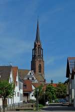 Kndringen, die evangelische Kirche mit dem 60m hohen markanten Turm, wure 1862-66 im neugotischen Stil erbaut, Mai 2012