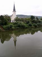Turm der Kirche Sankt Agritius spiegelt sich in der Mosel bei Detzem; 120824