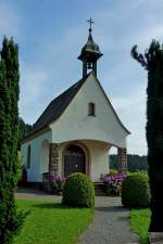 Drlinbach im Schuttertal, die 1955 erbaute Gedchtniskapelle steht hoch ber dem Ort auf dem Kappelberg, Juli 2012