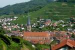 Kappelrodeck, Blick vom Schlo auf den Weinort im Achertal und den  Achtler Dom , Baubeginn war 1903,1907 die Weihe, der Turm mit 76m, Sept.2012