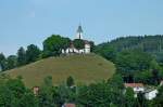 Bodnegg, Blick zur Kirche St.Ulrich und Magnus auf dem 640m hohen Kirchberg, Aug.2012