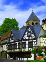 Deutschland,Rheinlandpfalz, Landkreis Ahrweiler, Altenahr, Fachwerkhaus, im Hintergrund die Kirche  Maria Verkndung , 27.05.2013