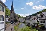 Monreal - die Elz schlngelt sich an der alten Steinkirche vorbei durch den Ort - 28.05.2013