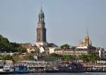 Hamburger Originale - die Landungsbrcken, darber die U-Bahn (U 3), und im Hintergrund links der  Michel  und rechts die  Gustaf-Adolf-Kirche  - 12.07.2013