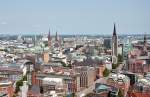 Blick vom Michel auf die Innenstadt von Hamburg mit den Kirchen: St.