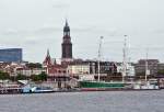 Hamburger Hafen mit dem Museumssegler R.