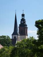 Haslach im Kinzigtal, der gotische und der neobarocke Turm der Stadtkirche St.Arbogast, Juli 2013