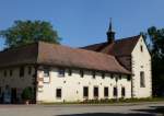 Haslach im Kinzigtal, das 1630-32 erbaute Kapuzinerkloster mit der Klosterkirche, im Konventgebäude(links) befindet sich das Schwarzwälder Trachtenmuseum, Juli 2013 
