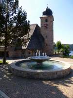 Schluchsee im Schwarzwald, Brunnen auf dem Kirchplatz und Pfarrkirche St.Nikolaus, Juli 2013