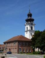 Friesenheim, Blick zur Kirche St.Laurentius, Juni 2013