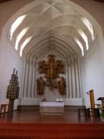 Wolfach, St.Laurentius-Kirche, der handgeschnitzte Hochaltar von 1941, Juli 2013