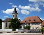 Umkirch, die katholische Kirche Mari Himmelfahrt, daneben das Pfarrhaus, Juli 2013 