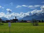 Eisenberg im Ostallgu, Blick zum Nachbarort Speiden mit der Wallfahrtskirche Maria-Hilf, die Alpen im Hintergrund, April 2014