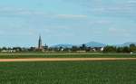 Kirche in Odendorf, im Hintergrund das Siebengebirge - 16.04.2014