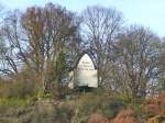 Deutschland, Rheinland-Pfalz, Landkreis Trier-Saarburg, Ayl, Sankt Lambertus Kapelle hoch ber der Saar.