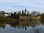 Deutschland, Rheinland-Pfalz, Landkreis Trier-Saarburg, Hamm, Spiegelung in der Saar.