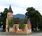 Garmisch-Partenkirchen, die Kapelle St.Sebastian wurde 1637 am Pestfriedhof eingeweiht, ältester erhaltener Kirchenbau in Partenkirchen, das Außen-Fresko stammt von Joseph Wackerle von 1950, Aug.2014