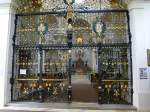 Freystadt, aufwendig gestaltetes schmiedeeisernes Gitter am Haupteingang der Wallfahrtskirche Maria Hilf, Aug.2014