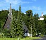 Oberau, die evangelische Heilandkirche und darber auf dem Kirchbichl die St.Georgs-Kapelle, Aug.2014