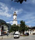 Garmisch-Partenkirchen, die katholische Pfarrkirche St.Martin, 1730-34 von Joseph Schmutzer im sddeutschen Barock erbaut, Aug.2014