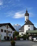 Garmisch-Partenkirchen, die Kirche St.Martin von der Ostseite mit Zugspitzmassiv im Hintergrund, Aug.2014
