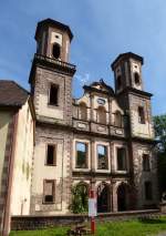 Frauenalb im Albtal/Nordschwarzwald, die Westfassade der Klosterkirchenruine mit der Doppelturmanlage im barocken Stil, 1751 fertiggestellt vom Baumeister Peter Thumb, Aug.2015 