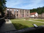 Frauenalb, Blick ber die ehemaligen Konventsgebude auf die Sdfassade der Klosterkirchenruine, Aug.2015