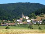 Fischerbach, mit der weithin sichtbaren Pfarrkirche St.Michael, Aug.2015