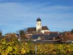 Kirchhofen im Markgrflerland, die hochgelegene Pfarr-und Wallfahrtskirche  Mari Himmelfahrt  ist das Wahrzeichen des Winzerortes, Nov.2015