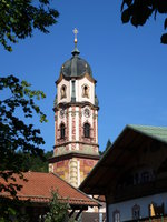 Mittenwald, Blick zum Glockenturm der Pfarrkirche St.Peter und Paul, Aug.2014