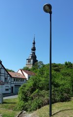 Bad Frankenhausen, Blick zum zweitschiefesten Kirchturm in Deutschland, die Oberkirche stammt aus dem 14.Jahrhundert, die begonnene Neigung ist nachgewiesen seit 1650, Mai 2012
