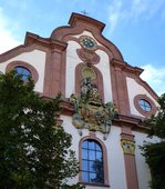 Ettlingen, die schmuckvolle Westfassade der Martinskirche mit dem markgrflichen Allianzwappen, Aug.2015