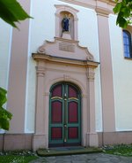 Hofweier, das Eingangsportal der Kirche St.Gallus, Mai 2016