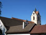 Endingen am Kaiserstuhl, Blick ber die Dcher der Altstadt zum Glockenturm der katholischen Kirche St.Peter, Aug.2016