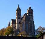 Breisach, Blick ber die Altstadtdcher zum romanischen St.Stephans-Mnster auf dem Burgberg, zhlt zu den bedeutendsten Kirchenbauten am Oberrhein, Aug.2015