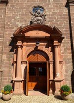 St.Mrgen, das Eingangsportal an der Westseite der Kirche Mari Himmelfahrt, Juli 2015
