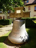 St.Mrgen, die 2100kg schwere Christus-Glocke aus Stahl steht im Innenhof der ehemaligen Klosteranlage, sie wurde 1989 durch eine Bronzeglocke im Gelut der Pfarr-und Wallfahrtskirche ersetzt, Juli