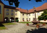 St.Mrgen, der Innenhof mit Brunnen und Klosterpforte an der Nordseite der ehemaligen Klosteranlage, Juli 2015