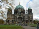 Berliner Dom im regnerischen Herbstwetter.