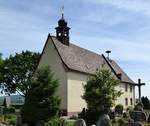 Hochstetten, die Verenenkapelle, 1139 erstmals erwhnt, nach Zerstrungen 1818 wieder aufgebaut mit Schulhaus am Ostgiebel, wurde bis 1869 fr den Unterricht genutzt, Juni 2017