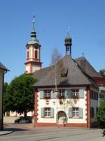 Merdingen, das Rathaus und die Barockkirche St.Remigius, beide Bauten vom Baumeister Joh.C.